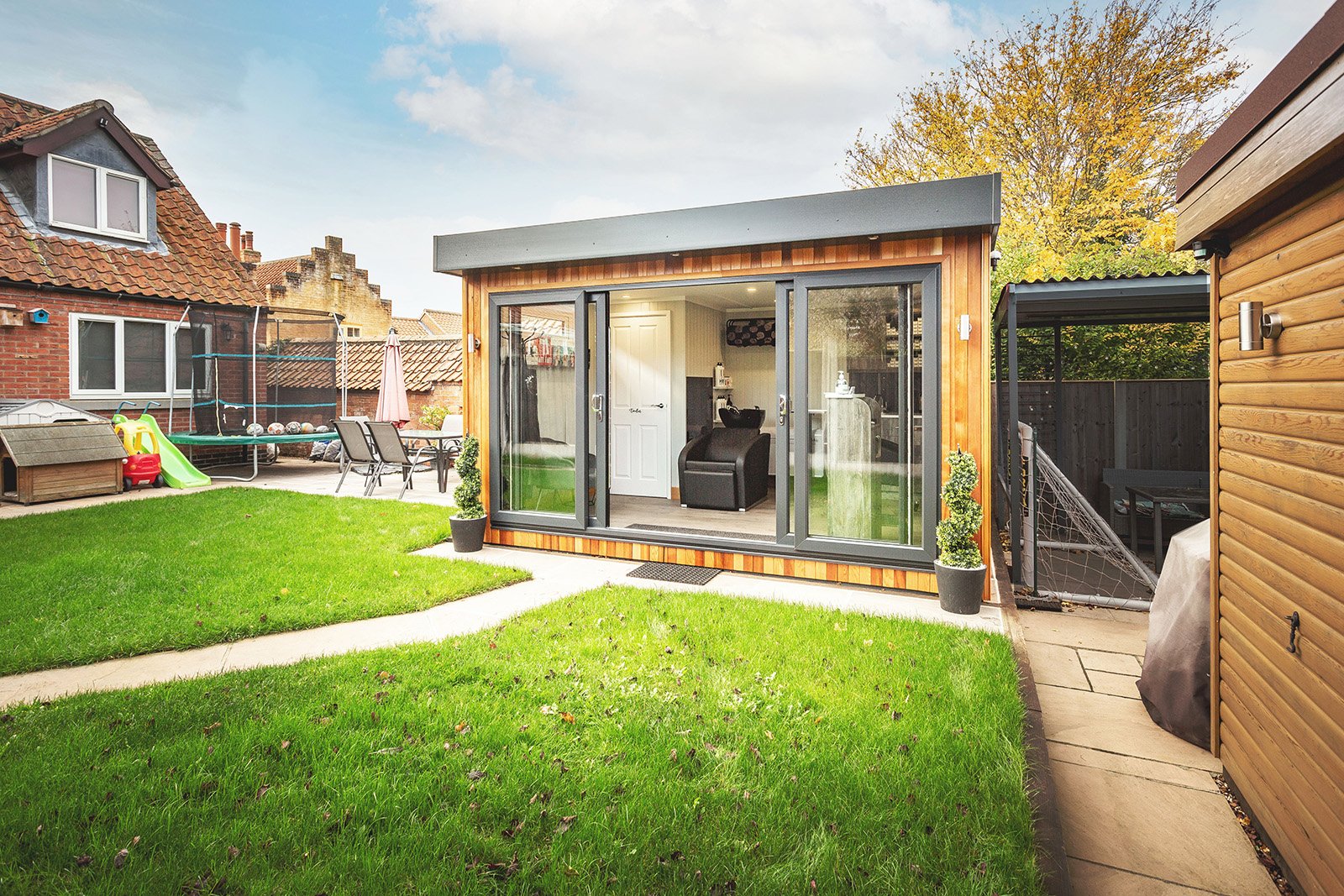 Summerhouse Room in Garden