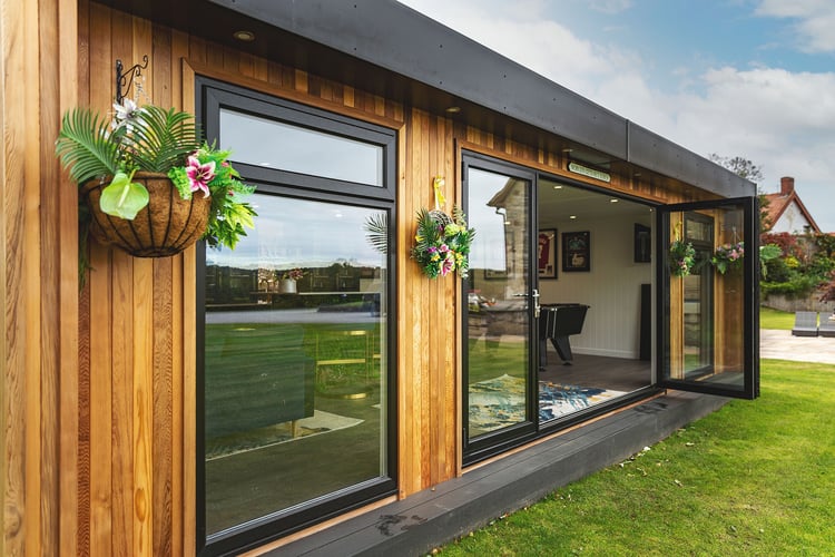 Cabin Master_Nelson_Garden Bar