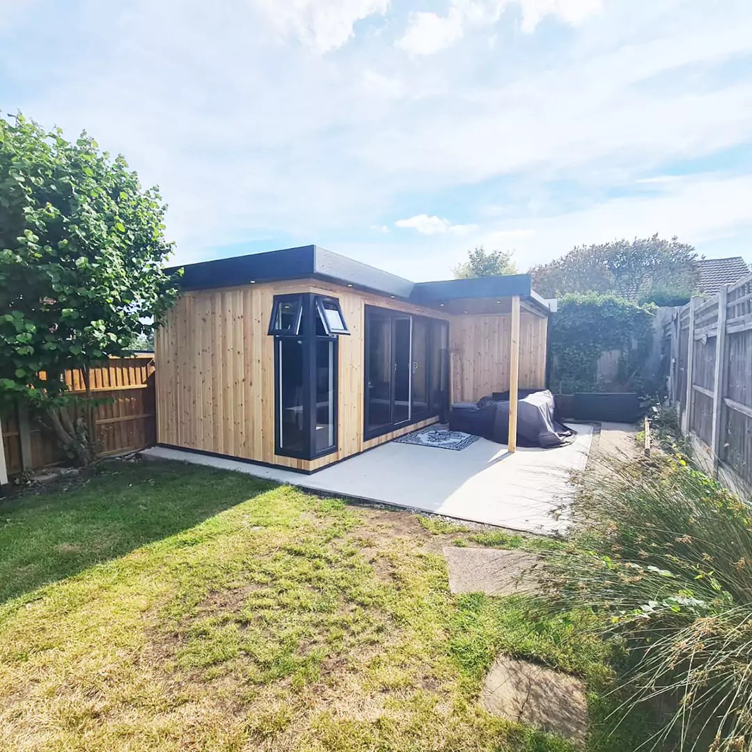 large L shaped garden room with veranda