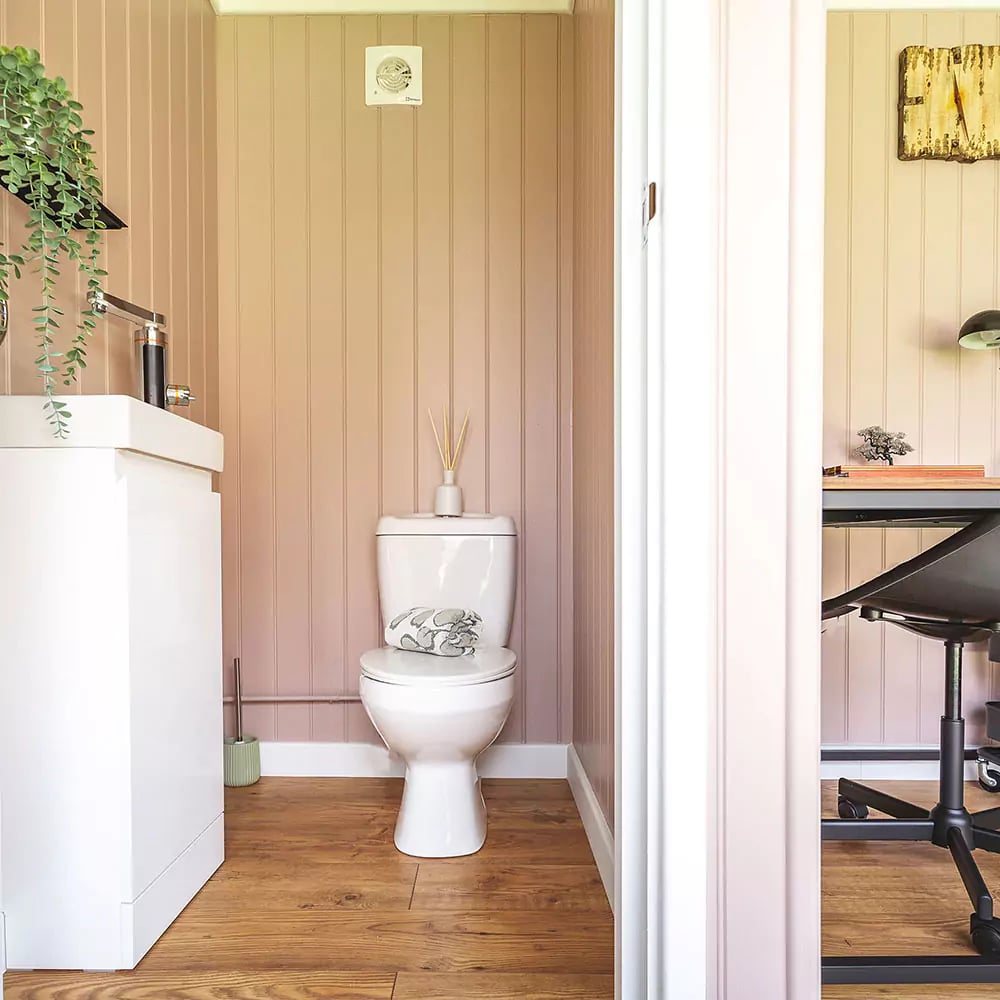 Garden room annexe with separate toilet & sink