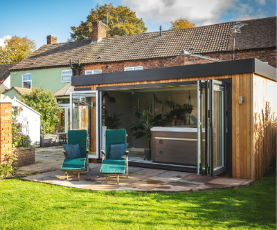 Garden Room Spa With Hot Tub
