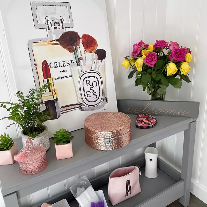 Garden beauty Room Nail Salon with pink and grey furnishings and indoor plants
