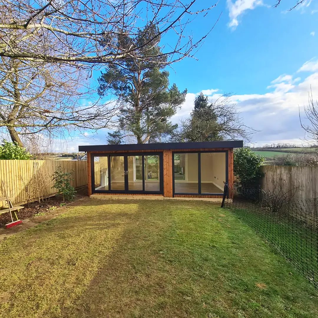 7 x 4 garden room in the sale