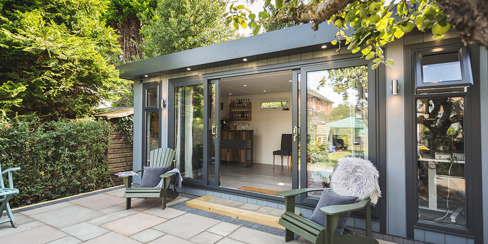 Zero maintenance summerhouse room in garden