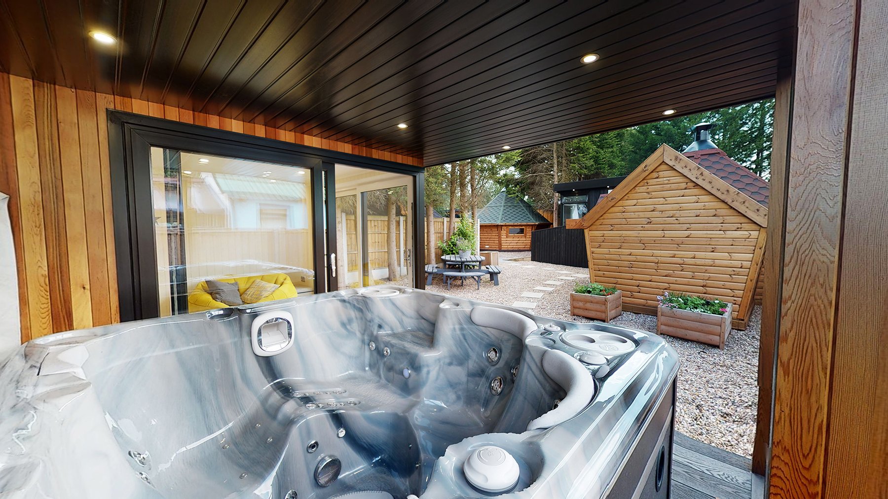 Garden Room With Hot Tub