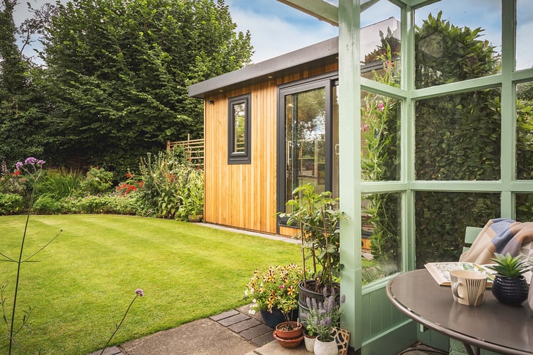 Small garden room office with insulation