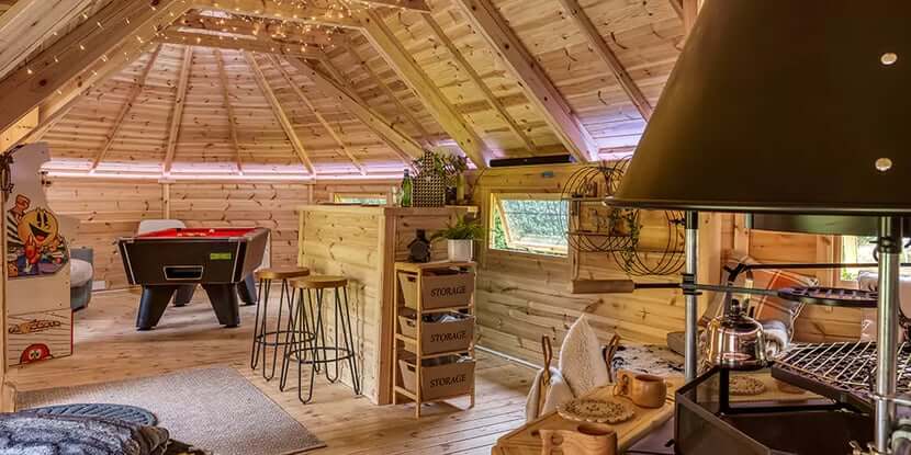 arctic-cabins-de-wolf-2x17m-joined-with-bar-21-feature