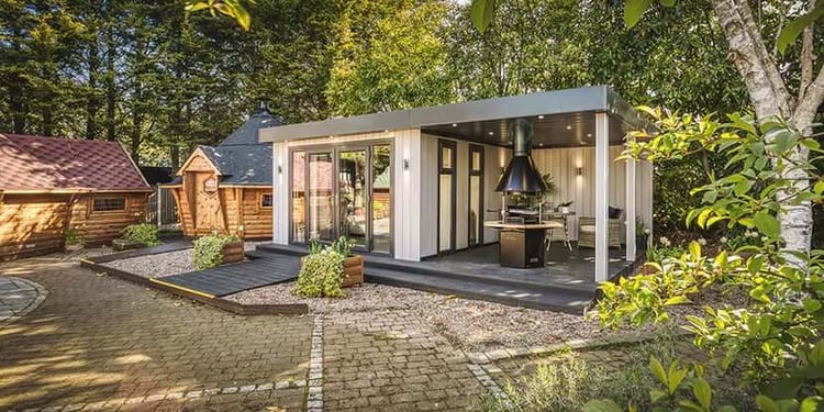 cabin-master-show-site-april2023-marley-veranda-room-04-feature