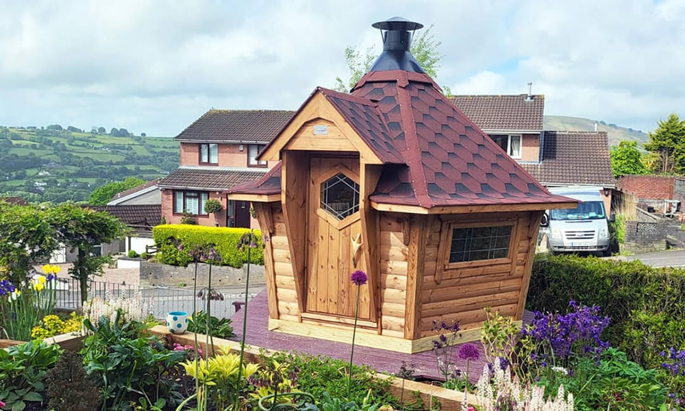 Small Arctic Cabin BBQ hut in suburban location