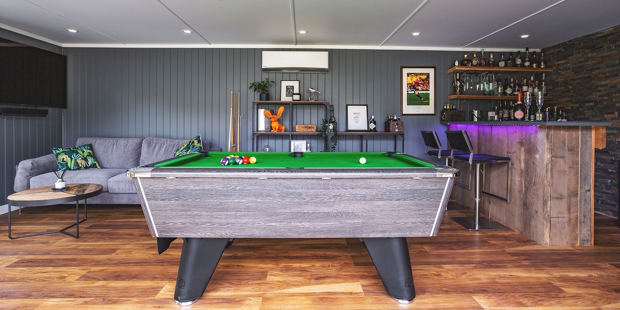 Garden Bar with Pool Table