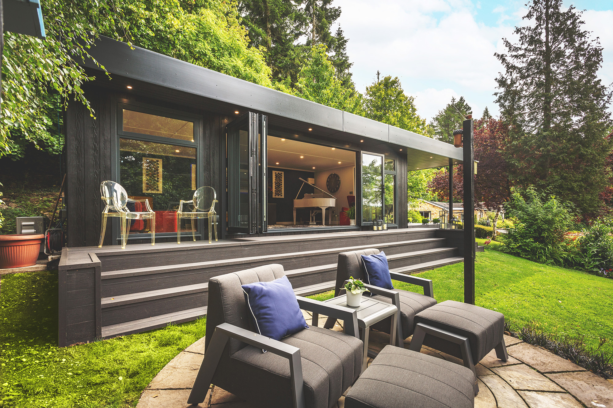 Veranda Garden Room With Canopy