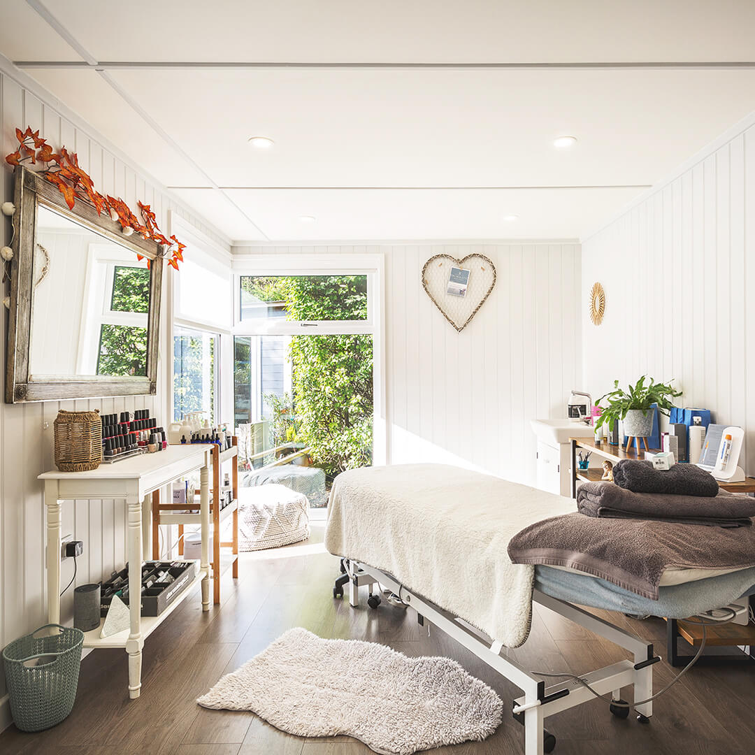 Inernal shot of a garden beauty room with therapy couch & relaxing accessories 