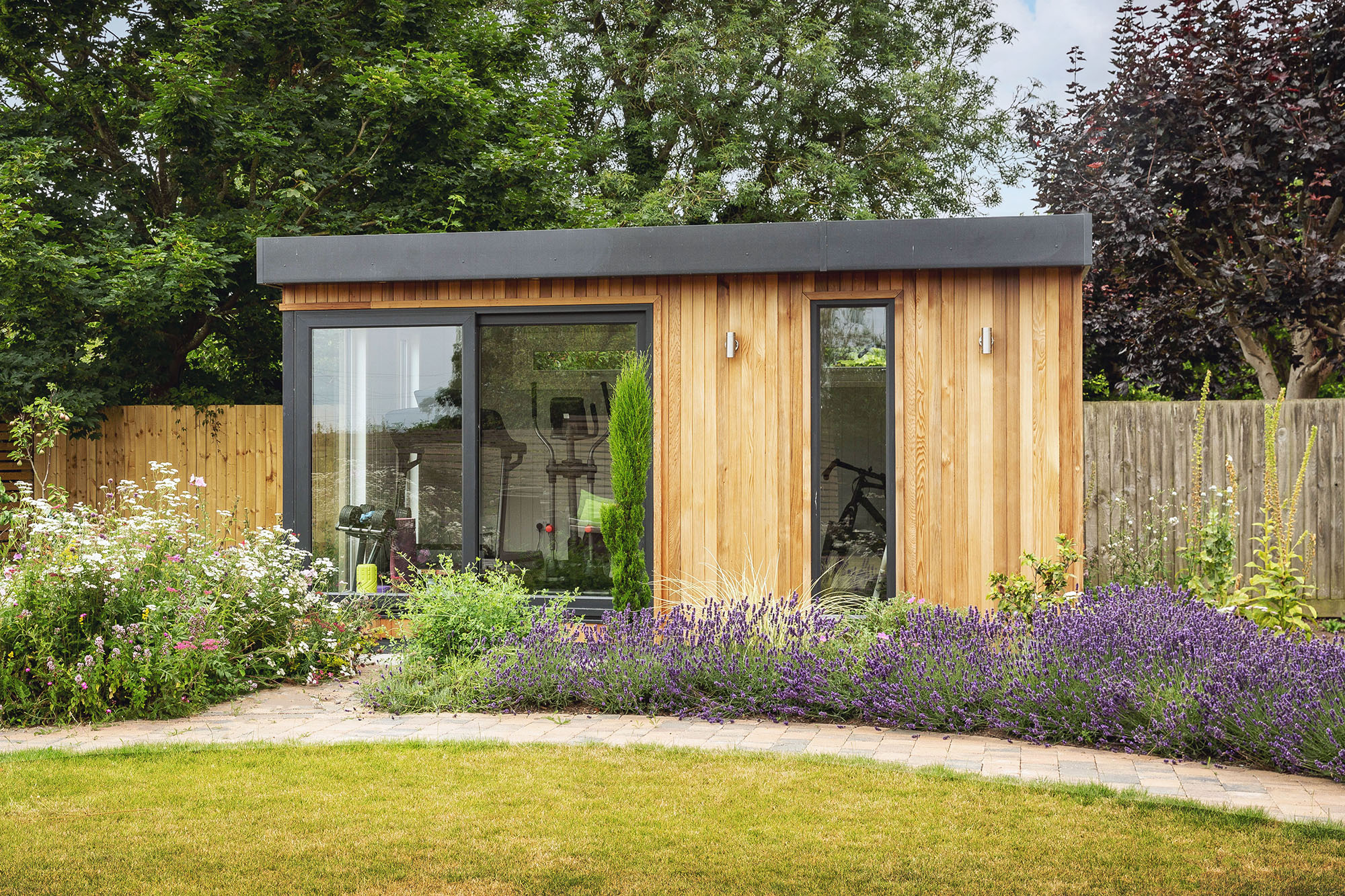 Garden room gym building for outdoor exercise