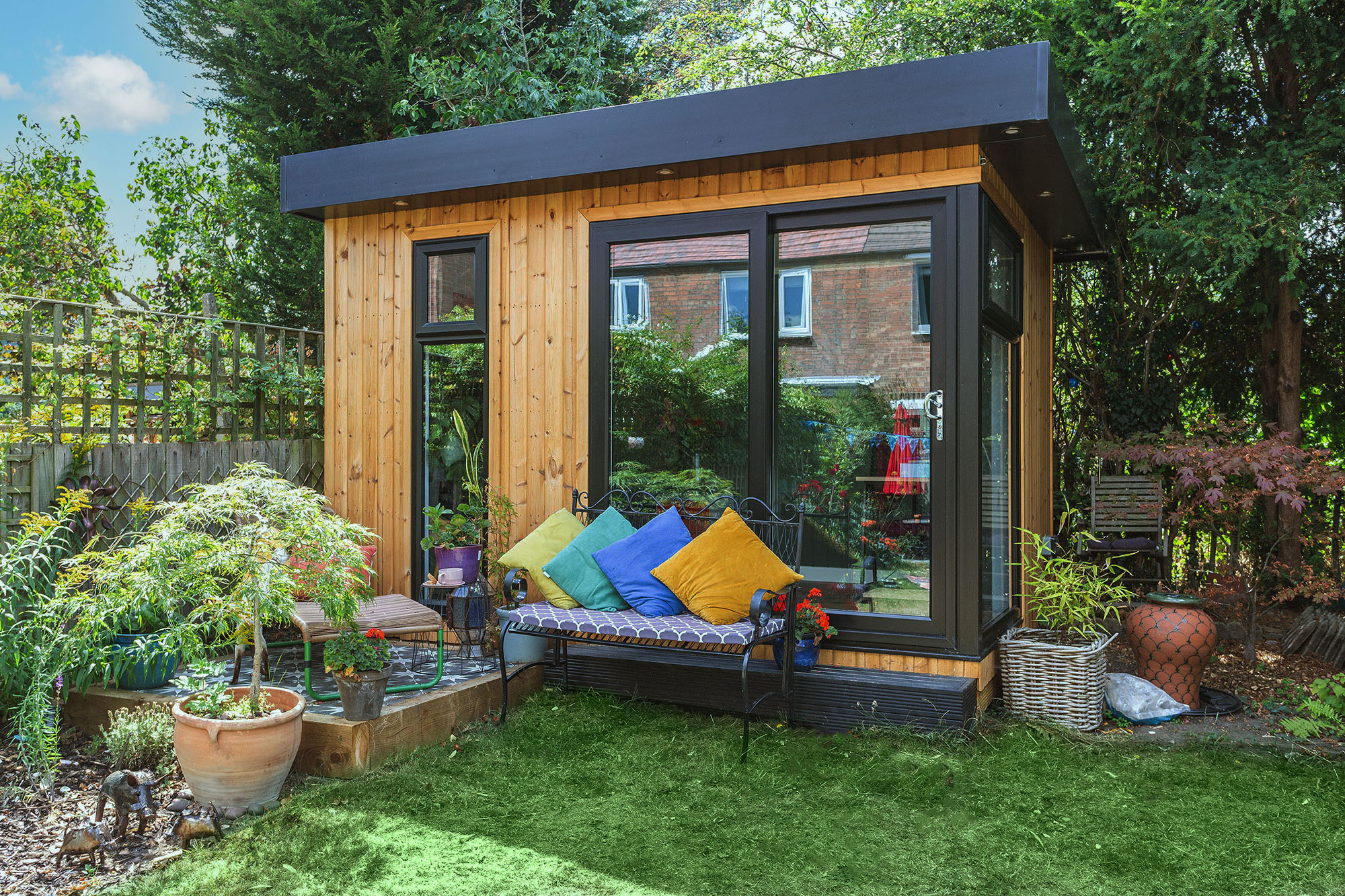 Small cosy insulated garden office room