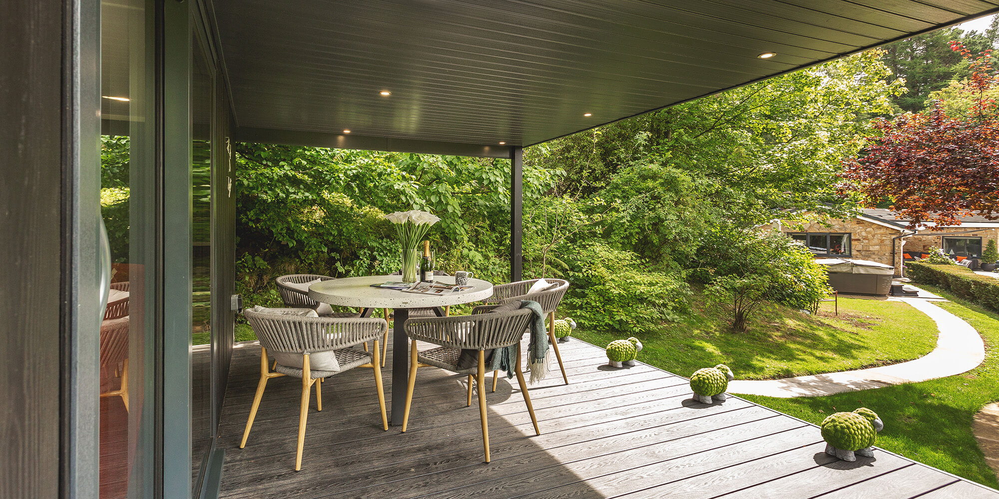 Garden room with outdoor veranda area with outdoor seating