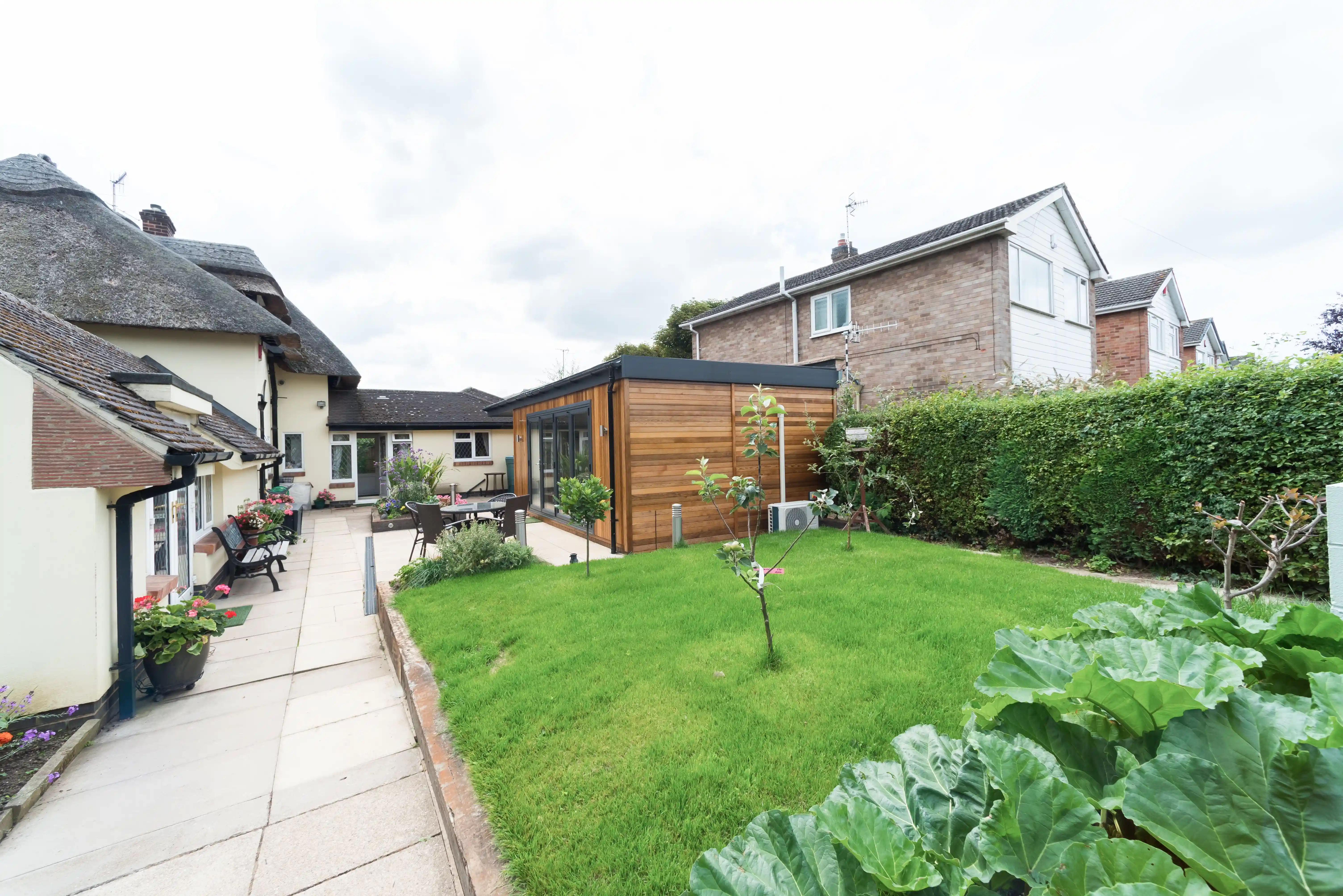 Cabin Master Cedar ShOffice Building in Garden