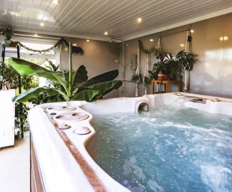 Emily's Garden Room Spa With Hot Tub