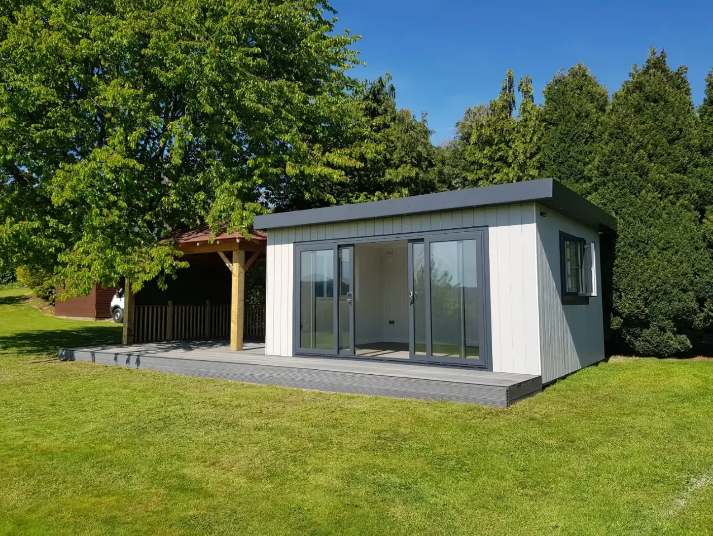 BRIGHT GARDEN STUDIO